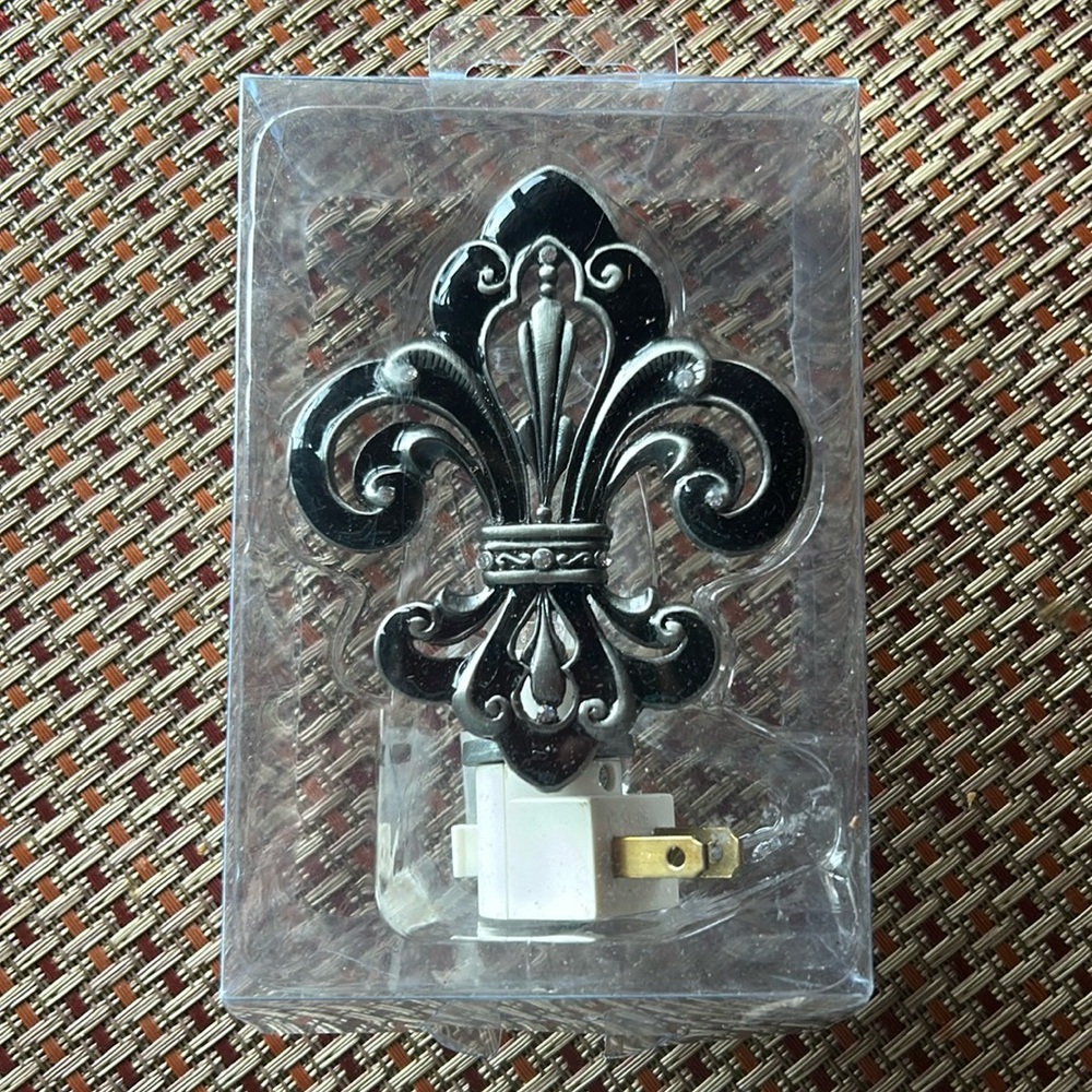 Fleur-de-Lis night light